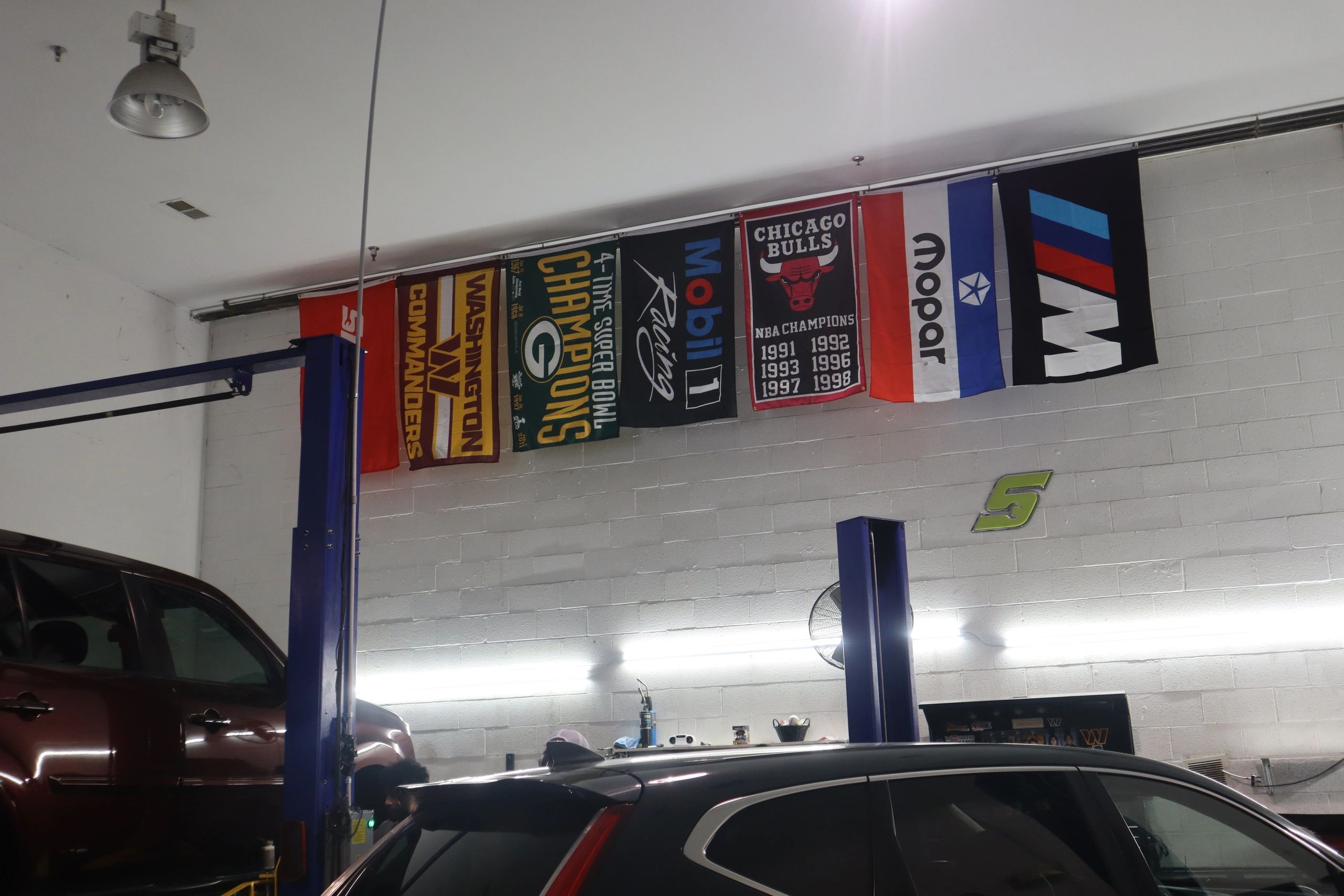 Professional automotive service bay